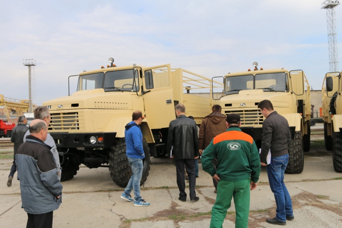 Інозамовник інспектував підготовлену до відправки партію всюдиходів КрАЗ